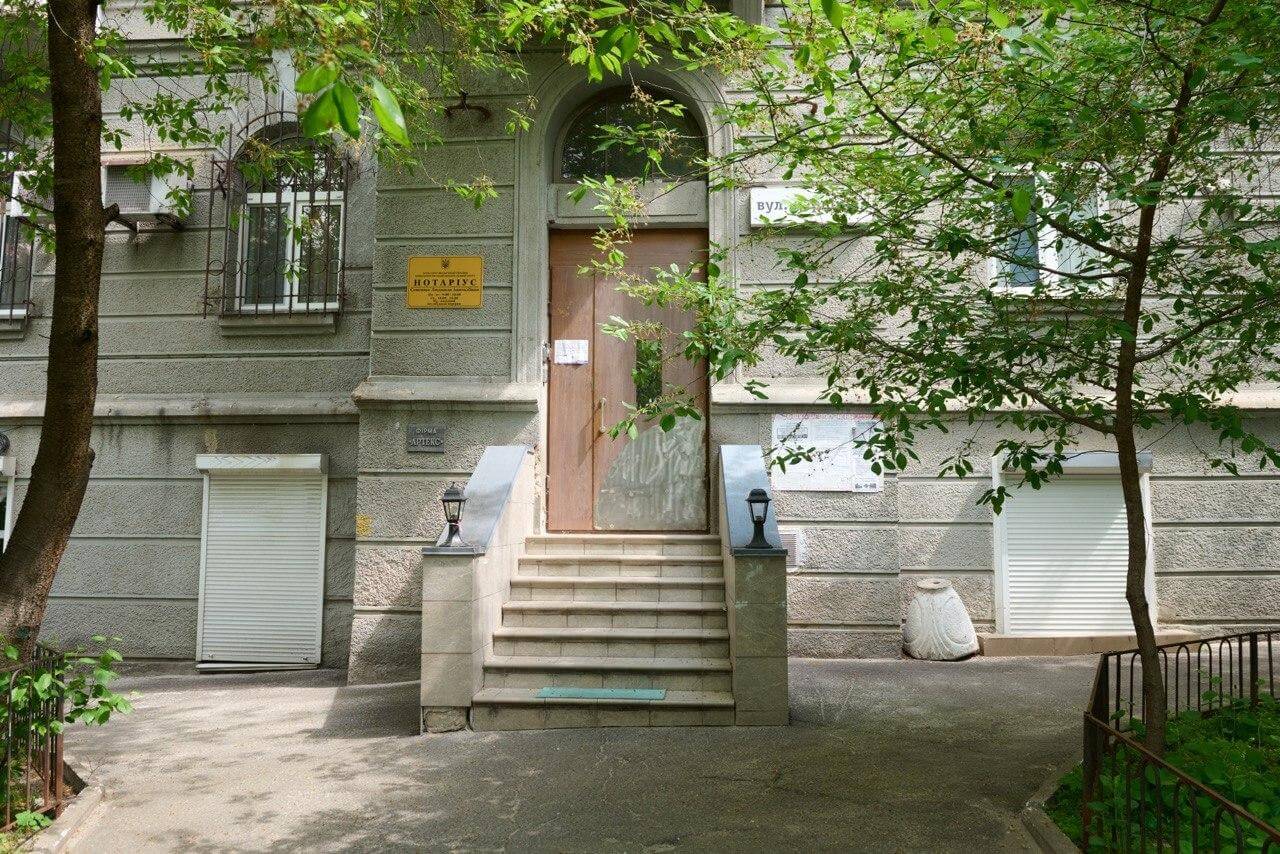 Вхід до офісу нотаріуса Семенюк Людмила Анатоліївна, вул. Дарвіна 7, Київ